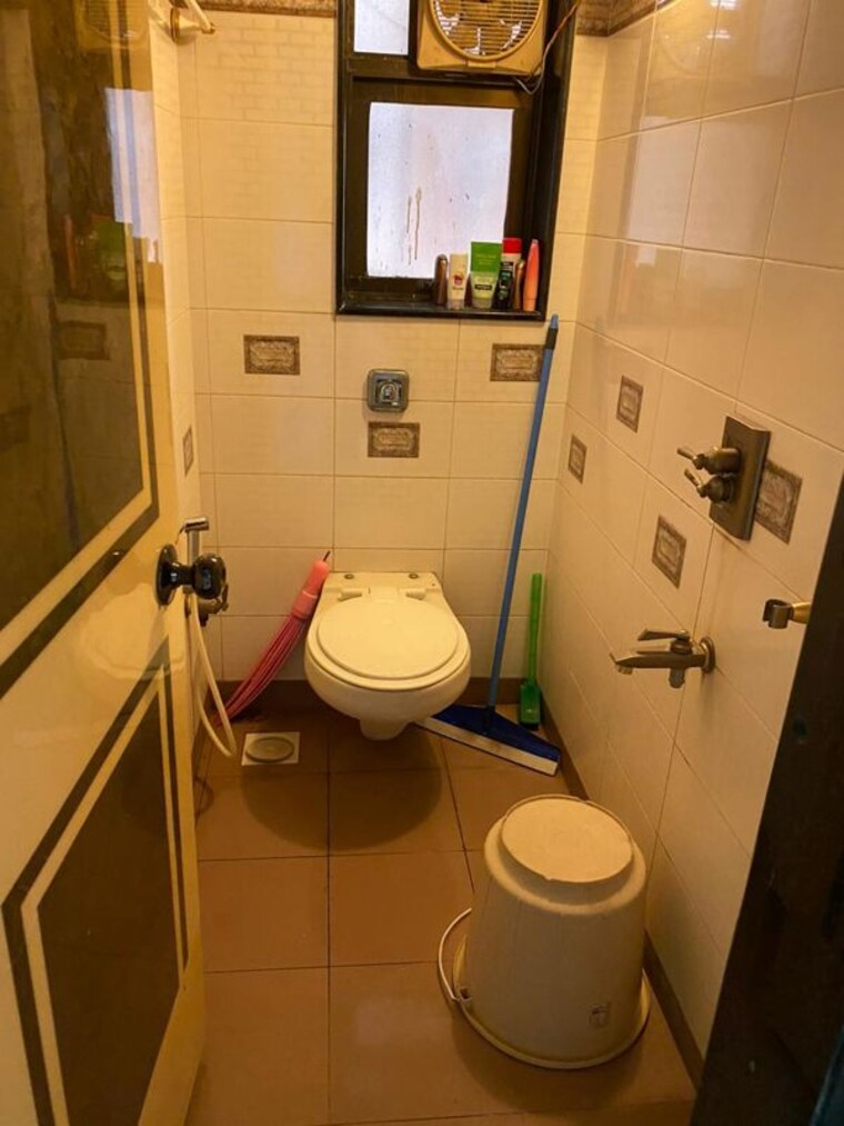 Bathroom, khar west 4 Bedroom 2500 Sq.Ft. Apartment In Khar West Mumbai 10008693