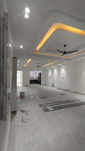Building Lobby in 4 BHK Builder Floor at Green Fields Colony – for Sale