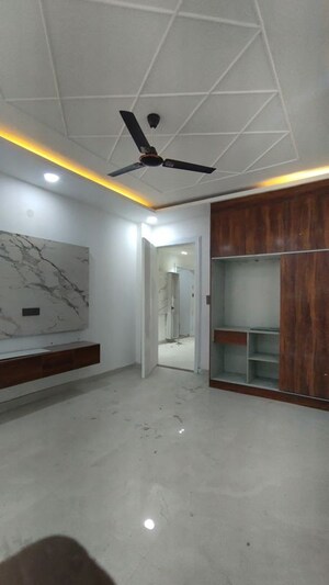 Room in 4 BHK Builder Floor at Green Fields Colony – for Sale