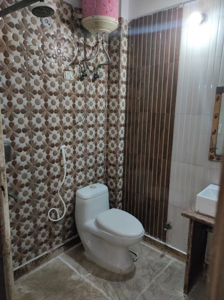 Bathroom, noida central Pg For Boys In Noida Central 10008750