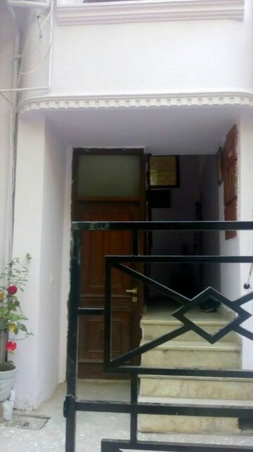 Stairs in 1 RK Apartment at Chittaranjan Park – for Rent