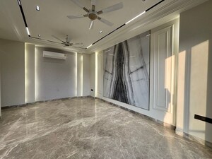 Room in 4 BHK Builder Floor at Unitech South City II, Sector 50 – for Sale