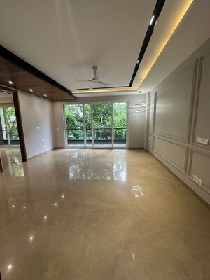 Room in 4 BHK Builder Floor at DLF Atria, Dlf Phase ii – for Rent