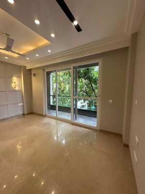 Room in 4 BHK Builder Floor at DLF Atria, Dlf Phase ii – for Rent