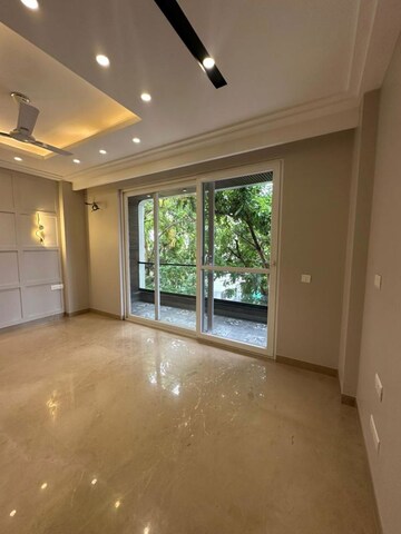 Room in 4 BHK Builder Floor at DLF Atria, Dlf Phase ii – for Rent