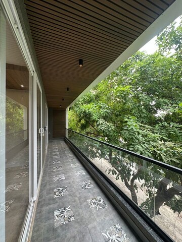 Balcony in 4 BHK Builder Floor at DLF Atria, Dlf Phase ii – for Rent