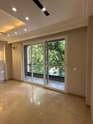 Room in 4 BHK Builder Floor at DLF Atria, Dlf Phase ii – for Rent