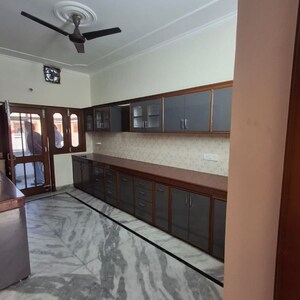 Room in 3 BHK Apartment at Sector 40 – for Rent