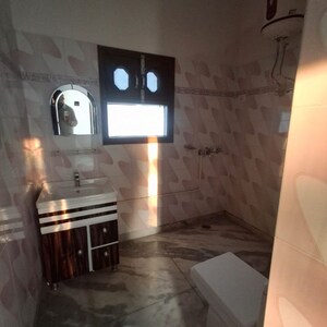 Furnished Amenities in 3 BHK Apartment at Sector 40 – for Rent