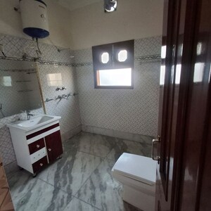 Bathroom in 3 BHK Apartment at Sector 40 – for Rent