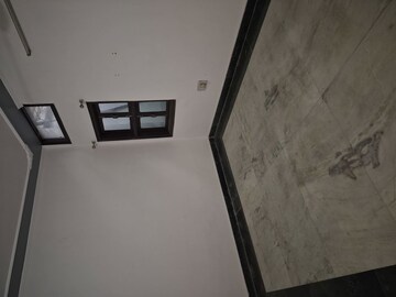 Furnished Amenities in 2.5 BHK Builder Floor at Mayur Vihar – for Rent