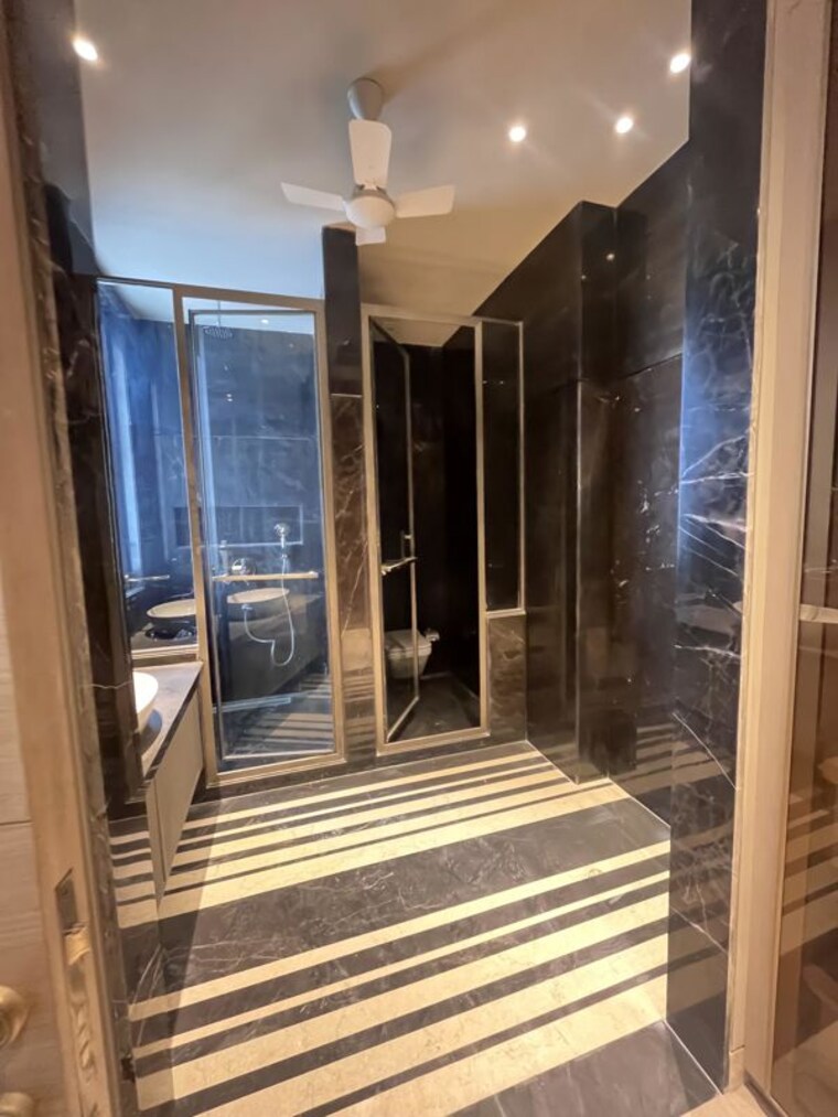 Bathroom, hauz khas enclave 3 Bedroom 4500 Sq.Ft. Builder Floor In Hauz Khas Enclave Delhi 10009038