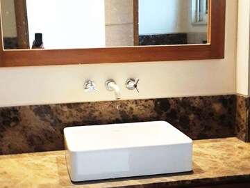 Furnished Amenities in 4 BHK Builder Floor at Hauz Khas Enclave – for Sale