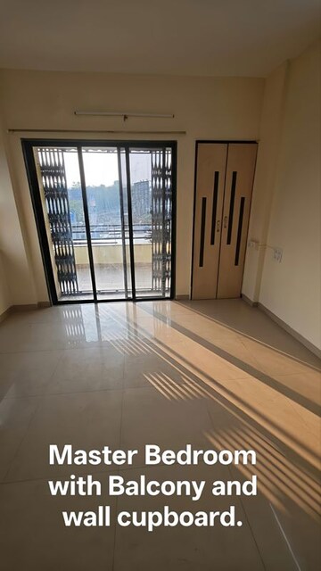 Room in 3 BHK Apartment at Amrut Runwal Daffodils, Nibm – for Rent