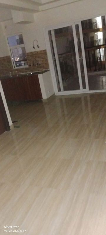 Room in 2.5 BHK Apartment at Amrapali Terrace Homes, Tech Zone 4 Greater Noida – for Sale