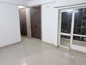 Room in 3.5 BHK Apartment at Panchsheel Greens, Sector 16 Greater Noida – for Rent