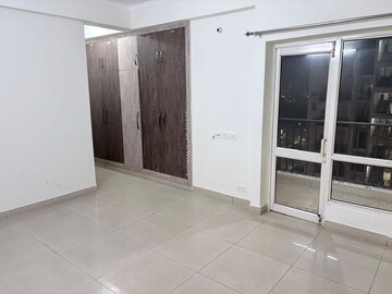 Room in 3.5 BHK Apartment at Panchsheel Greens, Sector 16 Greater Noida – for Rent