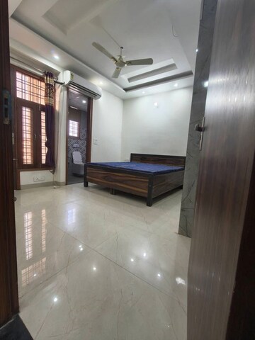 Room in 3 BHK Builder Floor at Sector 14 – for Rent