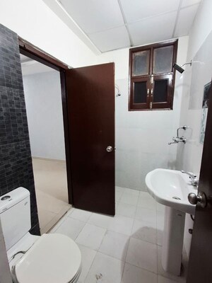 Team Area in 3 BHK Apartment at Sector 20 – for Rent