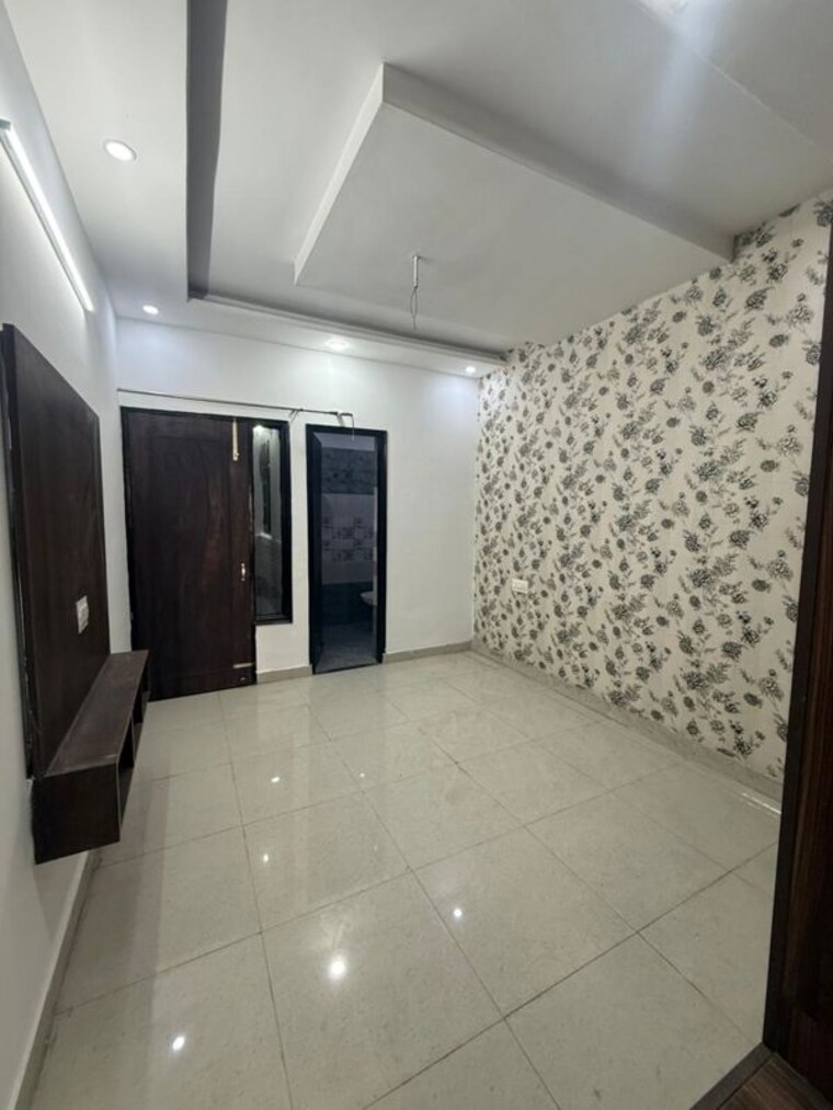Room, ghazipur 3 Bedroom 125 Sq.Yd. Builder Floor In Ghazipur Zirakpur 10009477