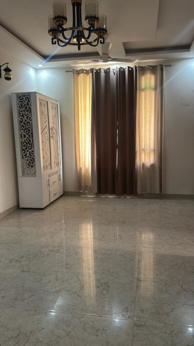 Room, ghazipur 3 Bedroom 125 Sq.Yd. Builder Floor In Ghazipur Zirakpur 10009485