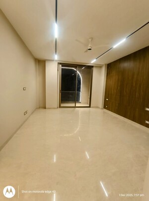 Room in 5 BHK Builder Floor at Panchsheel Enclave – for Sale