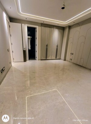 Building Lobby in 5 BHK Builder Floor at Panchsheel Enclave – for Sale