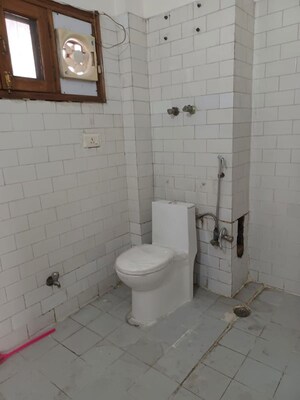 Bathroom in 1.5 BHK Builder Floor at Mahalaxmi Plaza Vaishali, Vaishali Sector 3 – for Rent