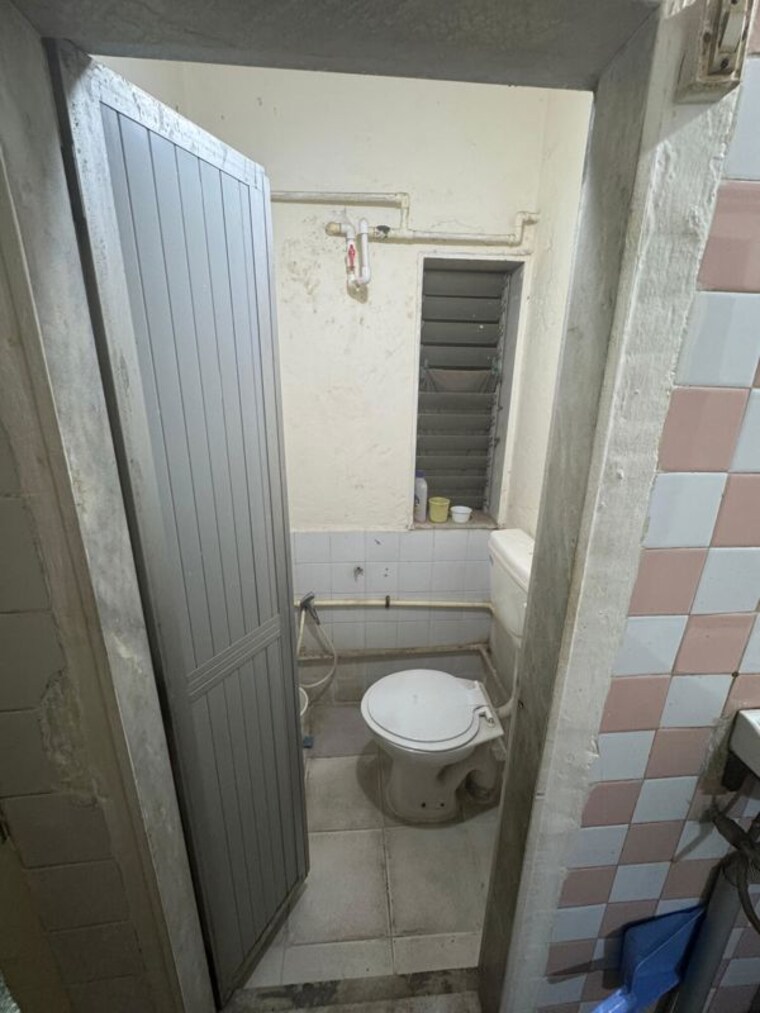 Bathroom, gokuldham-chs-goregaon 1 Bedroom 450 Sq.Ft. Apartment In Goregaon East Mumbai 10009516