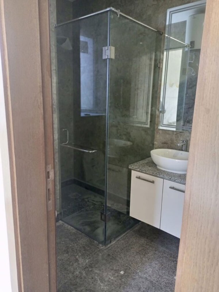 Bathroom, kalkaji 3 Bedroom 200 Sq.Yd. Builder Floor In Kalkaji Delhi 10009542