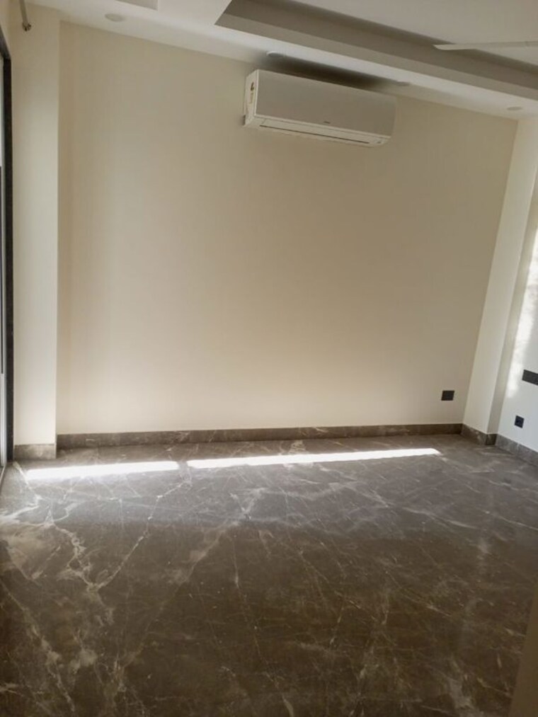 Room, kalkaji 3 Bedroom 200 Sq.Yd. Builder Floor In Kalkaji Delhi 10009542