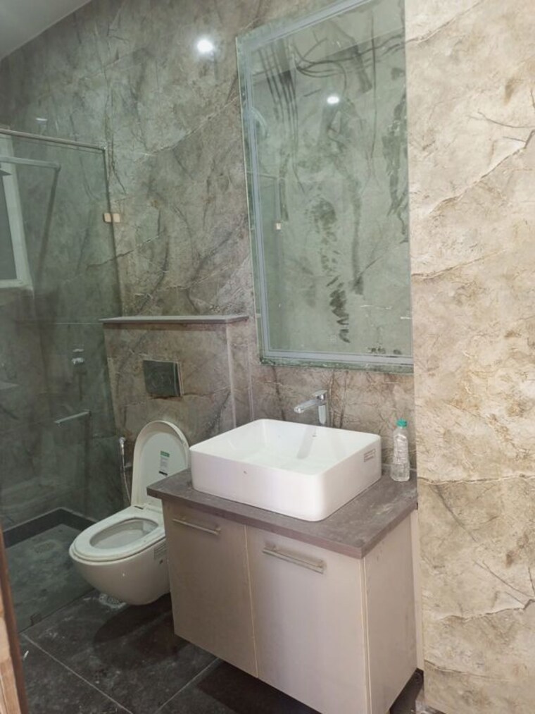 Bathroom, kalkaji 3 Bedroom 200 Sq.Yd. Builder Floor In Kalkaji Delhi 10009542