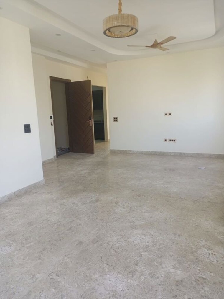 Room, kalkaji 3 Bedroom 200 Sq.Yd. Builder Floor In Kalkaji Delhi 10009542