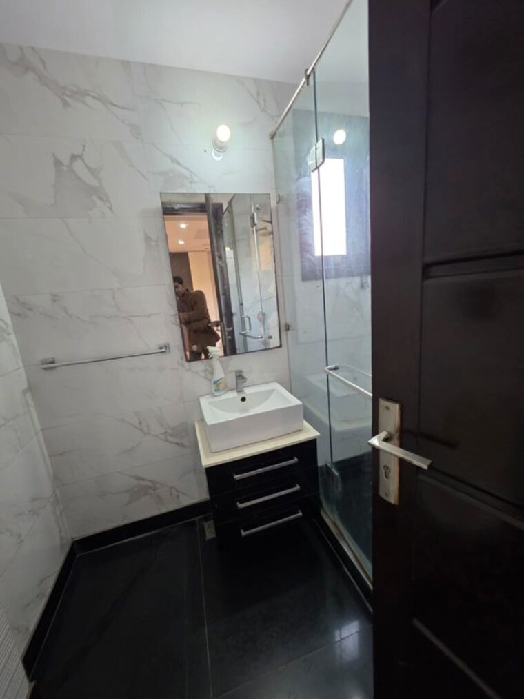 Bathroom, chittaranjan park 3 Bedroom 233 Sq.Yd. Builder Floor In Chittaranjan Park Delhi 10009547