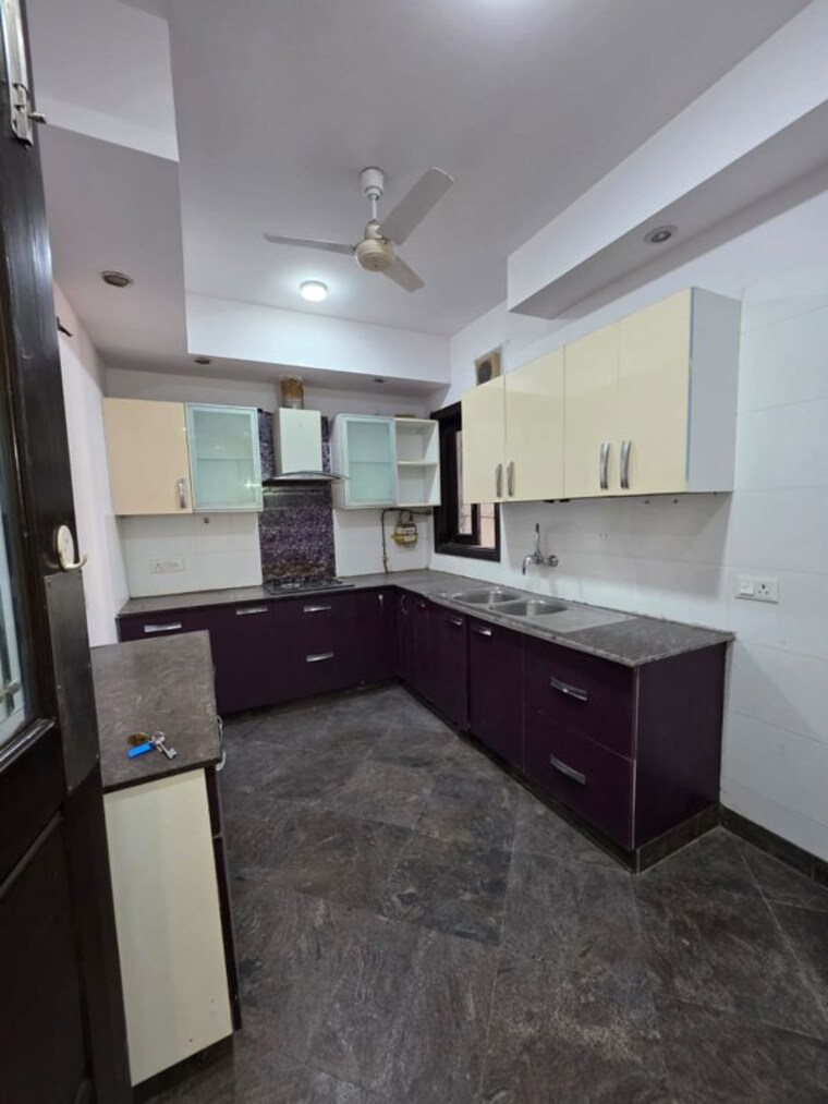 Kitchen, chittaranjan park 3 Bedroom 233 Sq.Yd. Builder Floor In Chittaranjan Park Delhi 10009547