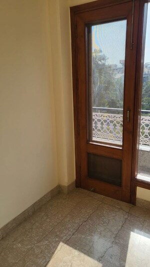 Room in 3 BHK Builder Floor at Kailash Hills – for Rent