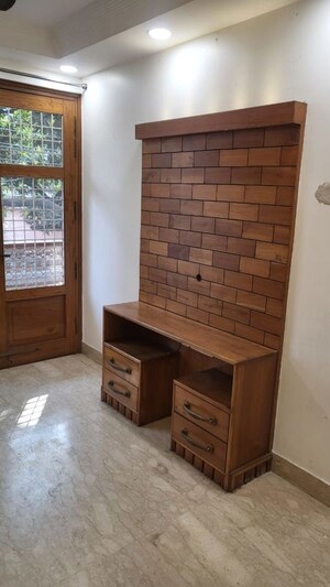 Furnished Amenities in 3 BHK Builder Floor at Chittaranjan Park – for Rent