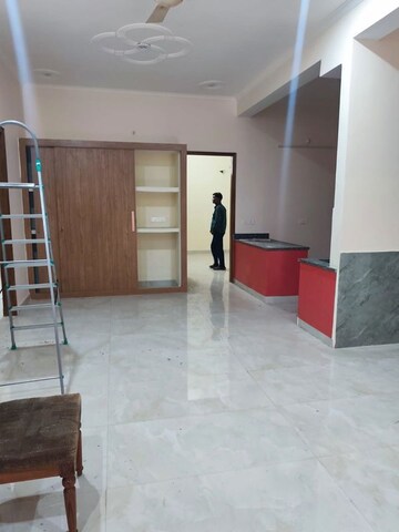 Room in 3 BHK Builder Floor at Gomti Nagar – for Rent