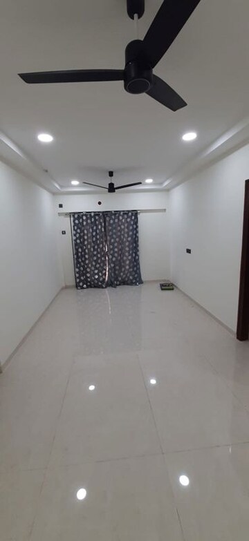 Room in 1 RK Apartment at Kandivali West – for Sale