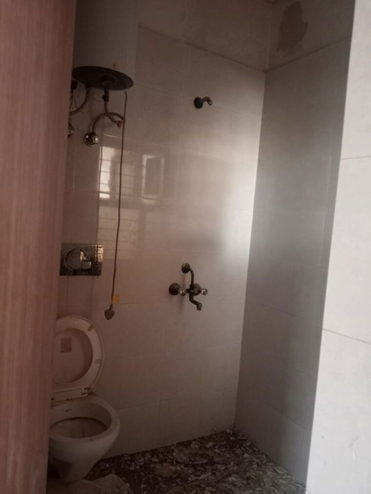 Bathroom, arun-vihar-sector-37 3 Bedroom 2000 Sq.Ft. Apartment In Sector 37 Noida 10009775