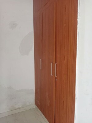 Furnished Amenities in 3 BHK Apartment at Arun Vihar Sector 37, Sector 37 – for Rent