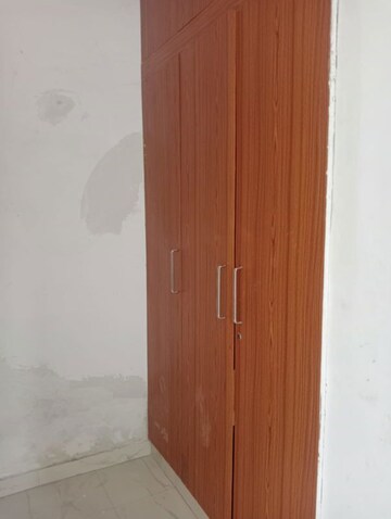 Furnished Amenities in 3 BHK Apartment at Arun Vihar Sector 37, Sector 37 – for Rent