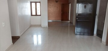 Room in 3 BHK Apartment at Varun Enclave, Sector 28 – for Rent