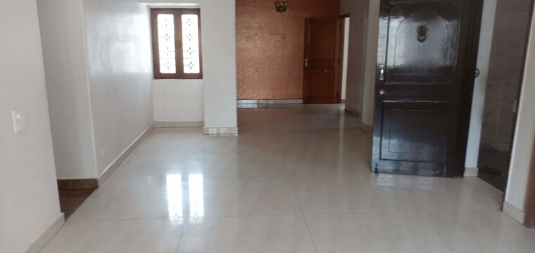 Room, varun-enclave 3 Bedroom 2000 Sq.Ft. Apartment In Sector 28 Noida 10009814