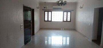 Room in 3 BHK Apartment at Varun Enclave, Sector 28 – for Rent
