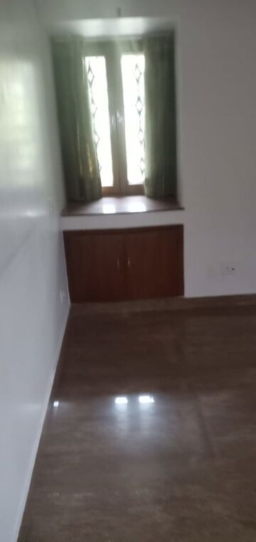 Furnished Amenities in 3 BHK Apartment at Varun Enclave, Sector 28 – for Rent