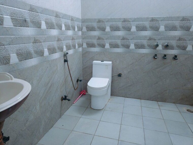 Bathroom, sector 40 Pg For Girls In Sector 40 10009836