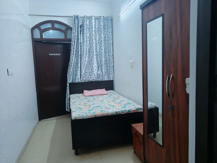 Room, sector 40 Pg For Girls In Sector 40 10009836