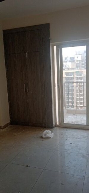Room in 3 BHK Apartment at Panchsheel Greens II, Sector 16 Greater Noida – for Rent