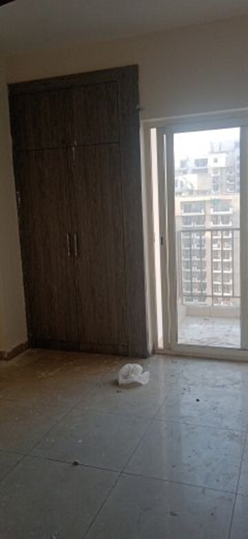 Room in 3 BHK Apartment at Panchsheel Greens II, Sector 16 Greater Noida – for Rent